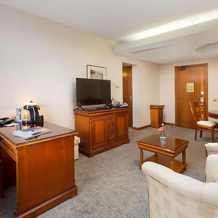 Ramada By Wyndham Parc 4*