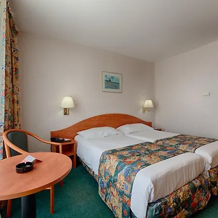 Ramada By Wyndham Parc Hotel 4*
