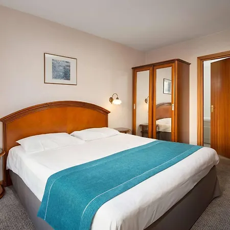 Ramada By Wyndham Parc 4*
