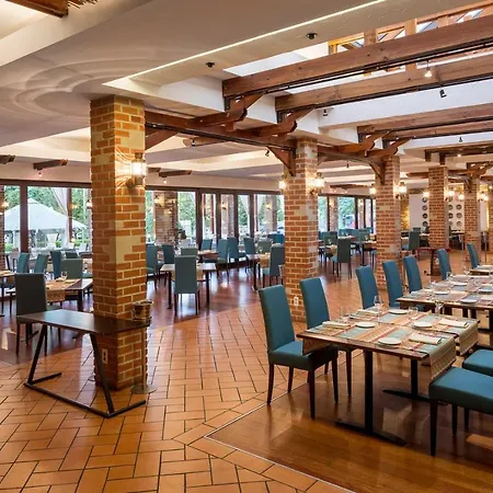Hotel Ramada By Wyndham Parc 4*