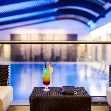 Hotel Ramada By Wyndham Parc 4*