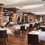 Ramada By Wyndham Parc מלון