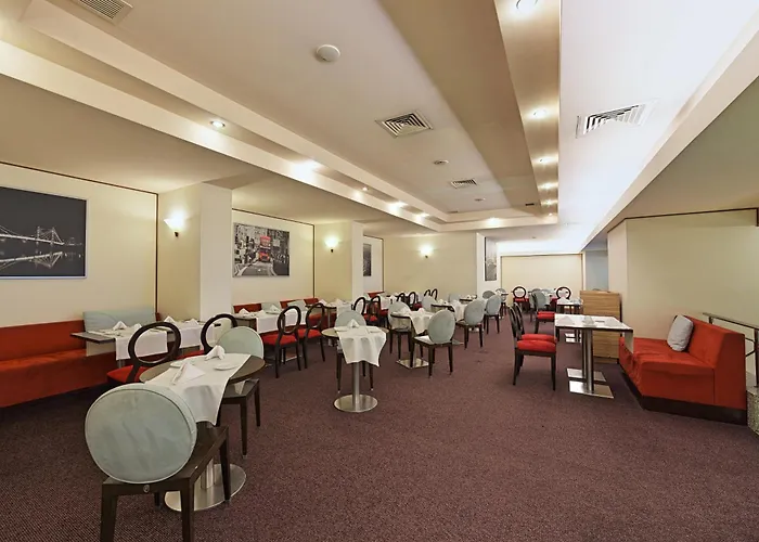 Hotel Ramada By Wyndham Parc 4*